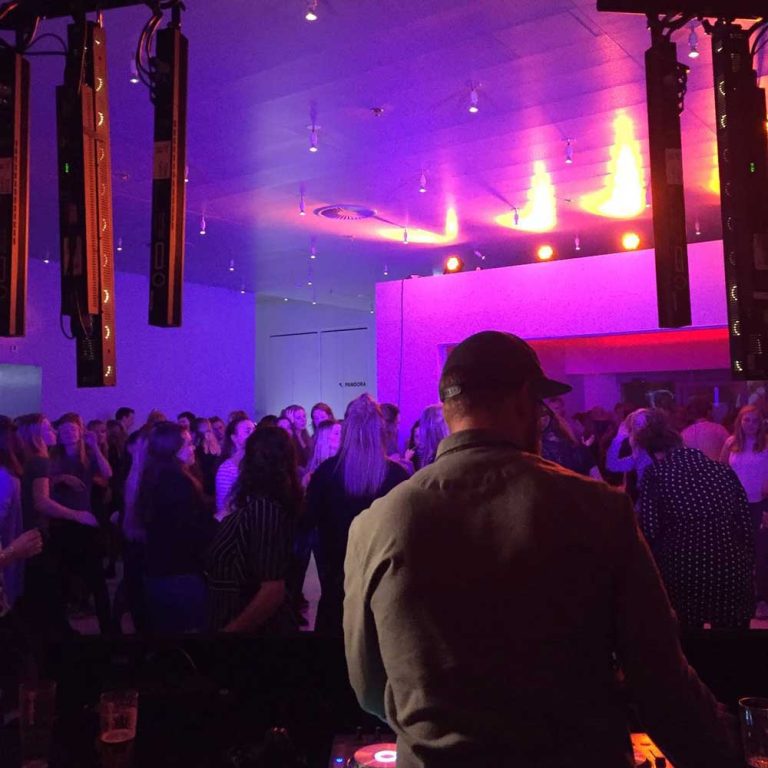Uitzicht vanaf de DJ opstelling op de zaal bij TivoliVredenburg