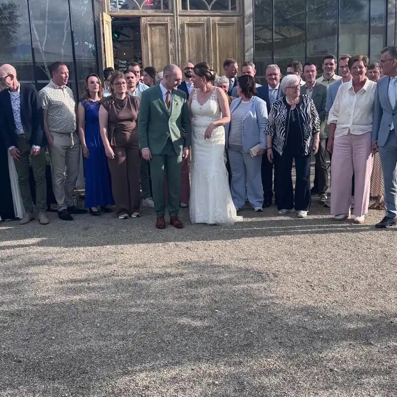 Bruidspaar danst tijdens een bruiloft met DJ en sfeervolle verlichting