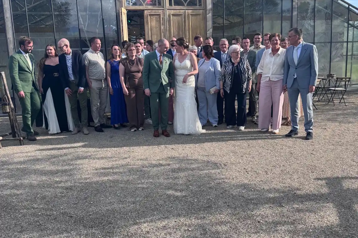 Bruidspaar danst tijdens een bruiloft met DJ en sfeervolle verlichting
